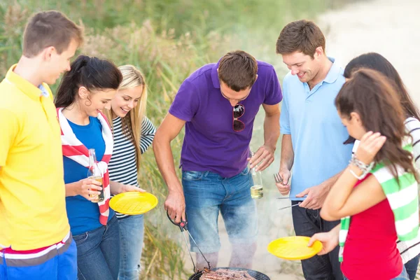 Grupa przyjaciół o piknik na plaży — Zdjęcie stockowe