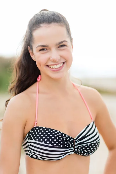 Meisje poseren op het strand — Stockfoto