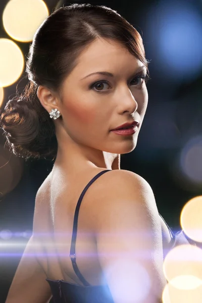 Frau im Abendkleid trägt Diamantohrringe — Stockfoto