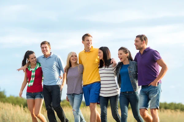 Grupp vänner som har roligt på stranden — Stockfoto