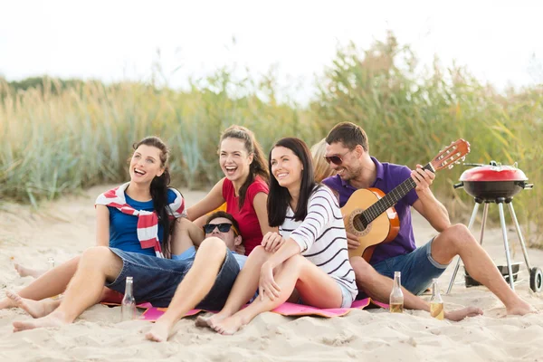 Grupa przyjaciół bawiących się na plaży — Zdjęcie stockowe