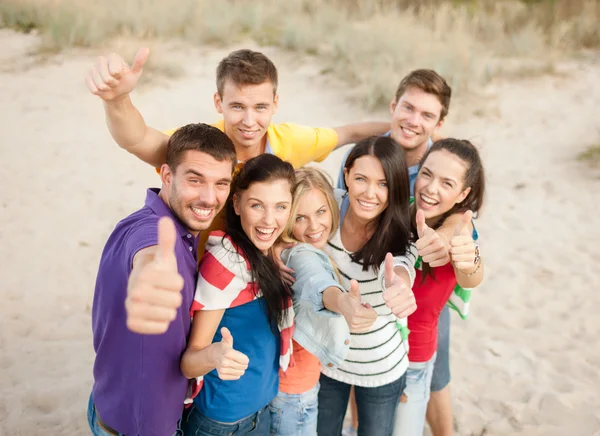 Grupp vänner som har roligt på stranden — Stockfoto