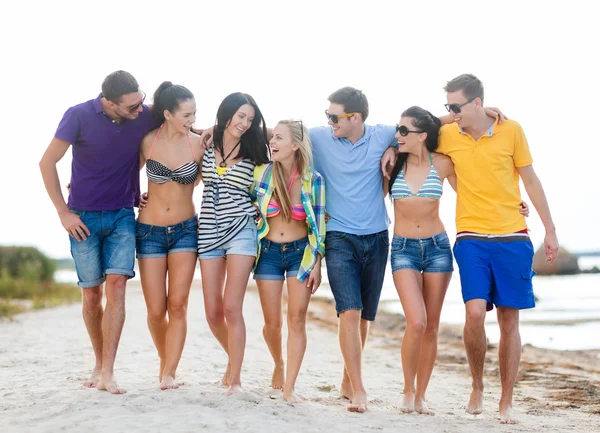 Gruppo di amici si divertono sulla spiaggia — Foto Stock