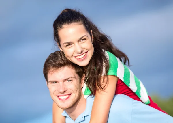 Couple au bord de la mer — Photo