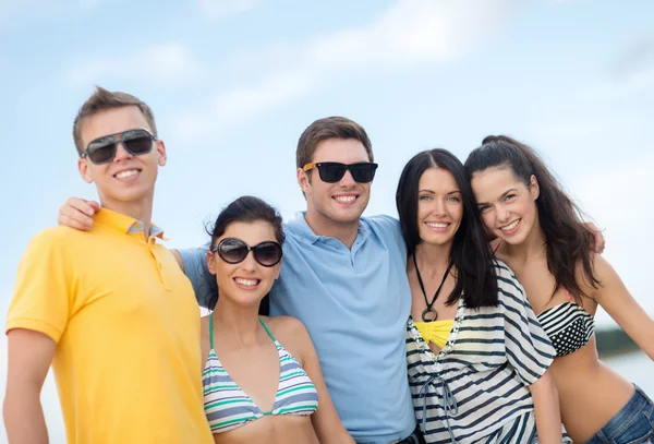 Groupe d'amis s'amuser sur la plage — Photo