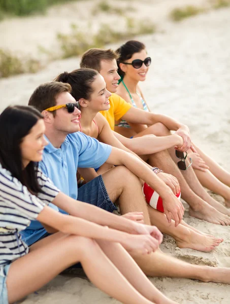 Groupe d'amis s'amuser sur la plage — Photo