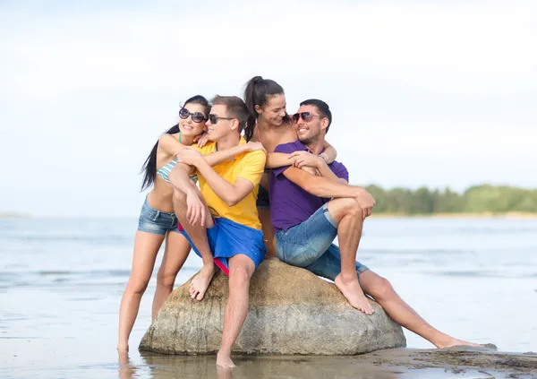 Groupe d'amis s'amuser sur la plage — Photo