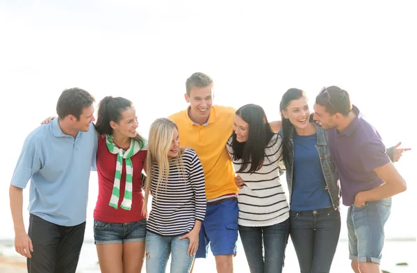 Grupp vänner som har roligt på stranden — Stockfoto