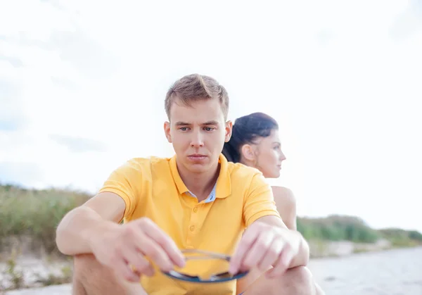 Zdůraznil pár mimo — Stock fotografie