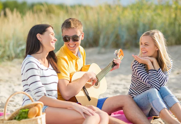 Vriendengroep die plezier hebben op het strand — Stockfoto