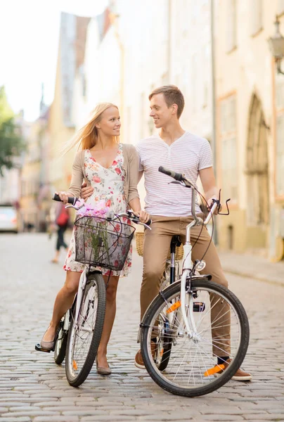 Pareja con bicicletas en la ciudad —  Fotos de Stock