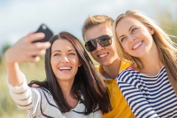 Group of friends taking picture with smartphone — Stock Photo, Image