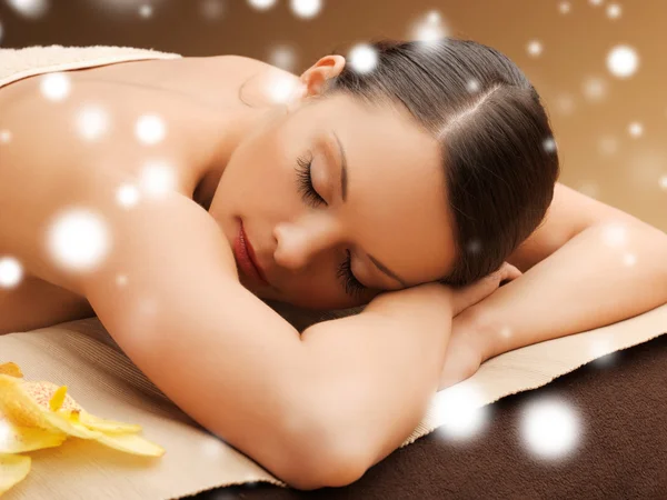 Mulher no salão de spa deitada na mesa de massagem — Fotografia de Stock