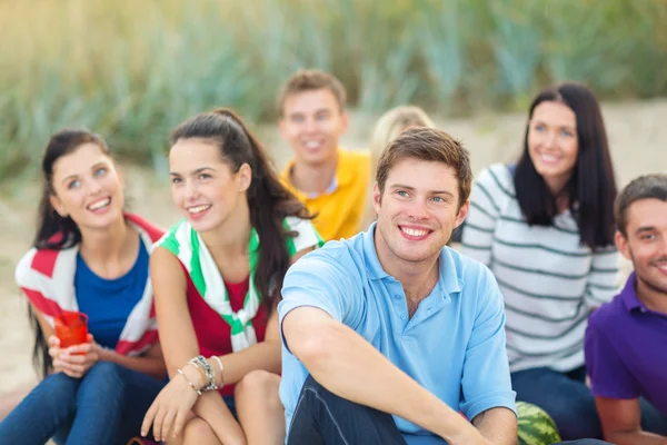 Groep vrienden opzoeken op het strand — Stockfoto