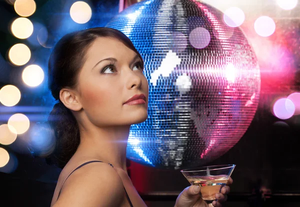 Frau mit Cocktail und Discokugel — Stockfoto