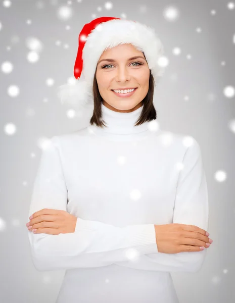 Femme souriante dans le chapeau d'aide du Père Noël — Photo