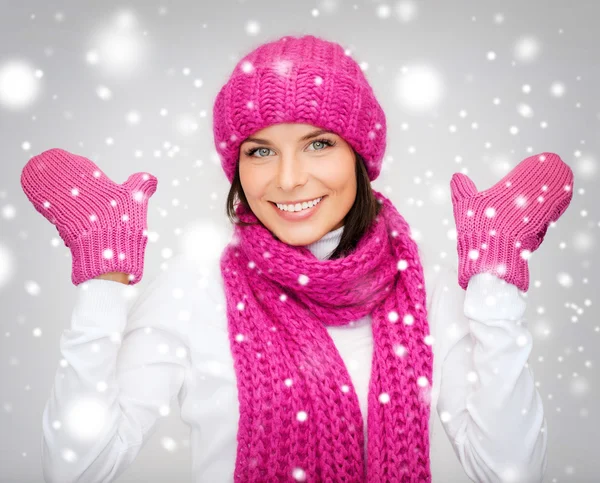 Woman in hat, muffler and mittens — Stock Photo, Image