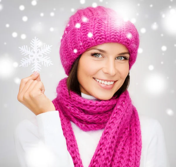 Donna in cappello e marmitta con grande fiocco di neve — Foto Stock