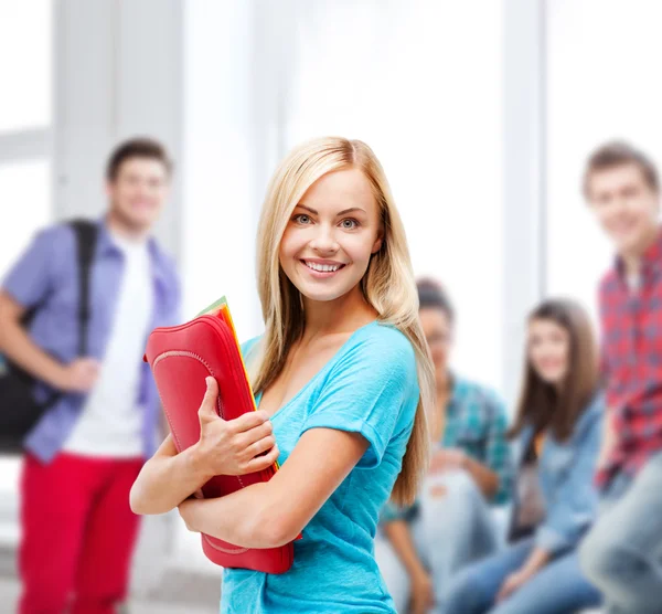 Étudiant souriant avec des dossiers — Photo