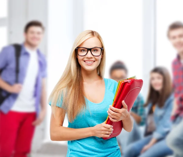 Studente sorridente con cartelle — Foto Stock