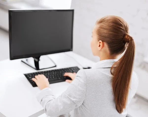 Empresária com computador no escritório — Fotografia de Stock