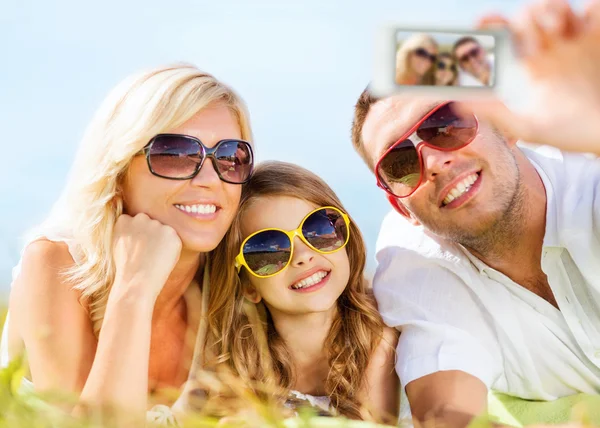 Famiglia felice con macchina fotografica scattare foto — Foto Stock