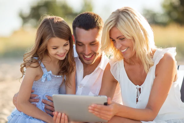 Familia feliz con tableta pc tomando fotos — Foto de Stock