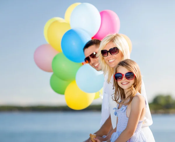 Οικογένεια με πολύχρωμα μπαλόνια — Φωτογραφία Αρχείου