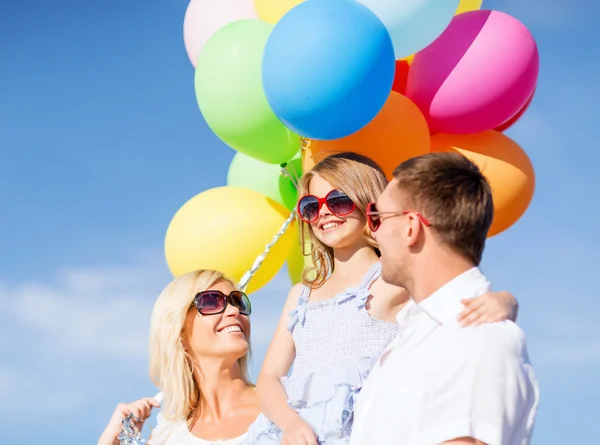 Семья с красочными воздушными шарами — стоковое фото
