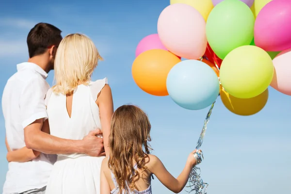Famiglia con palloncini colorati — Foto Stock