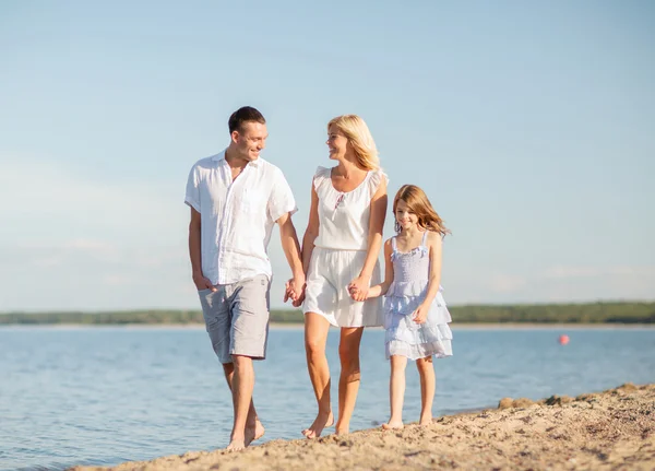 Familia feliz en la orilla del mar — Foto de Stock