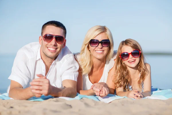 Lycklig familj på stranden — Stockfoto