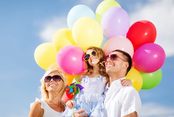 Familie mit bunten Luftballons — Stockfoto