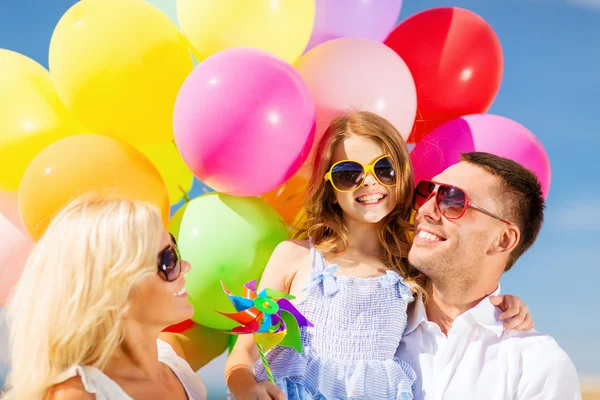 Familia con globos de colores —  Fotos de Stock