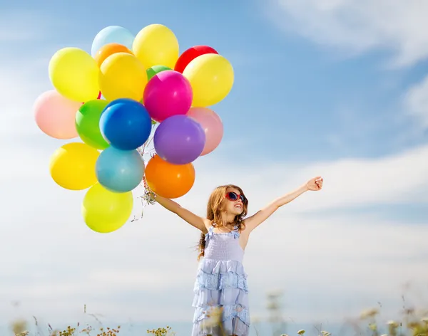 Gelukkig meisje met kleurrijke ballonnen — Stockfoto