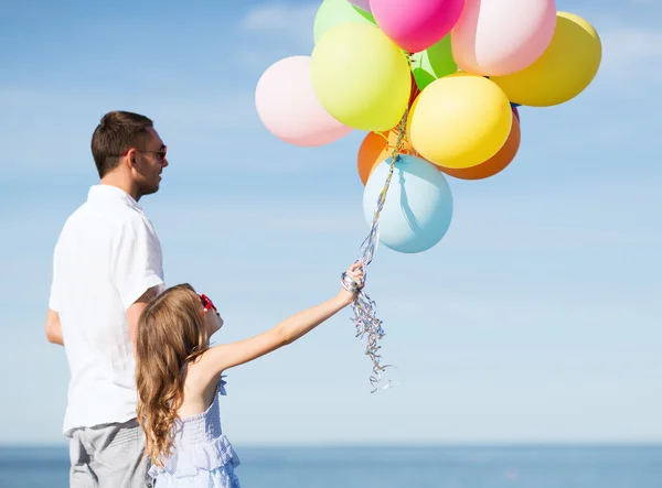 Otec a dcera s barevnými balónky — Stock fotografie