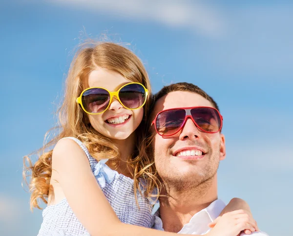 快乐的父亲和太阳镜满蓝蓝的天空的孩子 — 图库照片