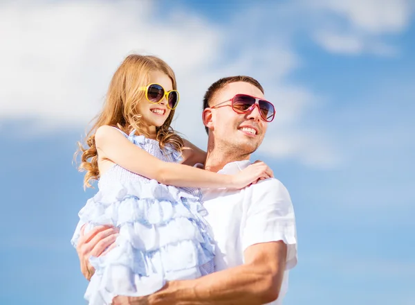 Glücklicher Vater und Kind mit Sonnenbrille über blauem Himmel — Stockfoto