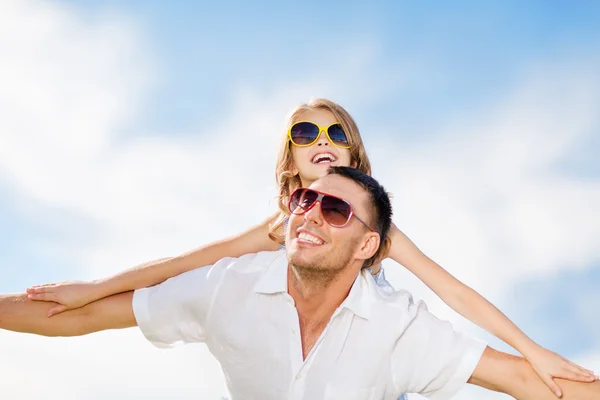 Glücklicher Vater und Kind mit Sonnenbrille über blauem Himmel — Stockfoto