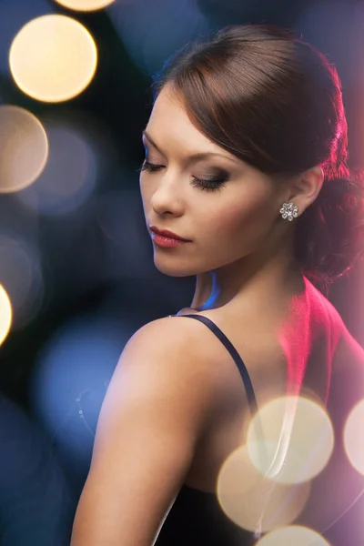 Nő estélyi ruha visel gyémánt fülbevaló Stock Kép