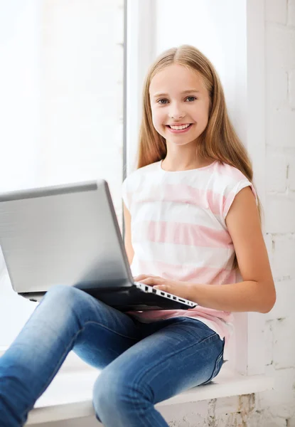 Meisje met laptop pc op school — Stockfoto