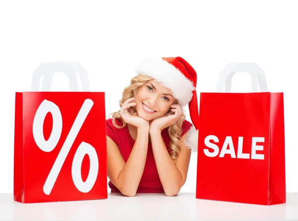 Mujer en vestido rojo con bolsas de compras — Foto de Stock