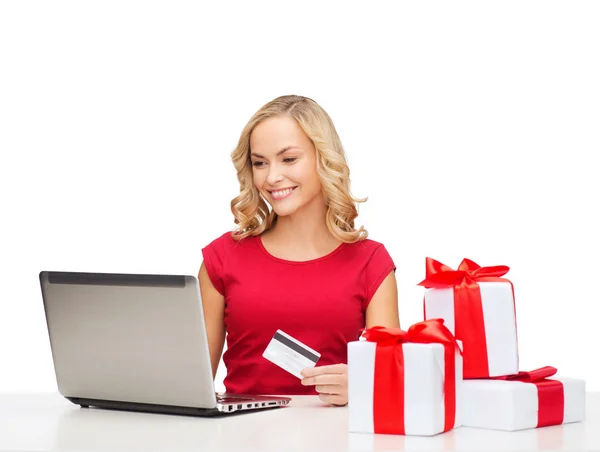 Mujer con regalos, ordenador portátil y tarjeta de crédito —  Fotos de Stock