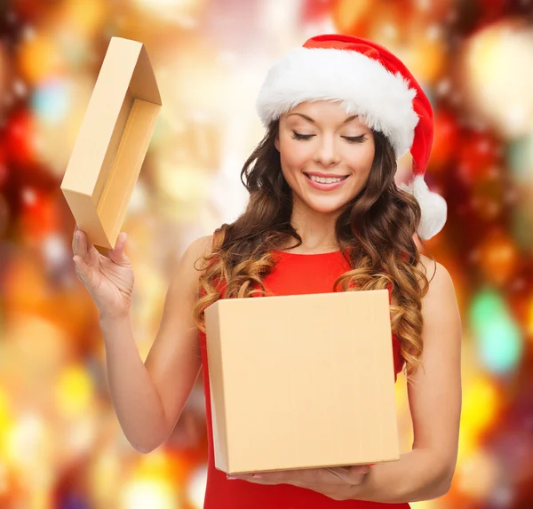 Mujer sonriente en sombrero de ayudante de santa con caja de regalo —  Fotos de Stock