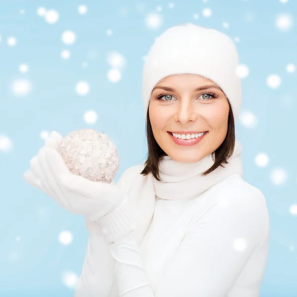 Frau mit Mütze, Schal und Handschuhen mit Weihnachtskugel — Stockfoto