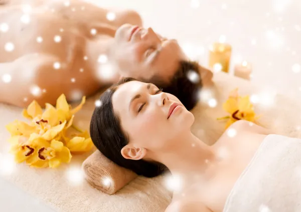 Couple in spa salon lying on the massage desks — Stock Photo, Image