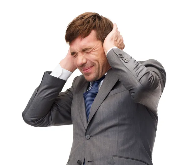 Стрессовый бизнесмен или учитель закрывает уши — стоковое фото