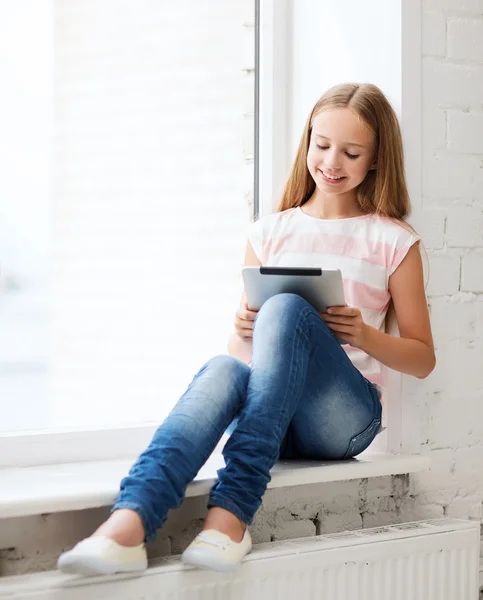 Ragazza con tablet pc a scuola — Foto Stock