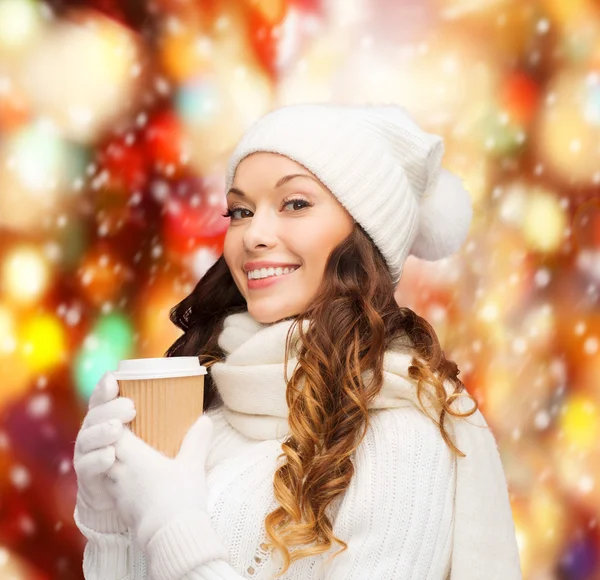 Mulher de chapéu com chá ou xícara de café takeaway — Fotografia de Stock