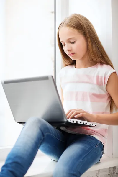 Menina com laptop pc na escola — Fotografia de Stock
